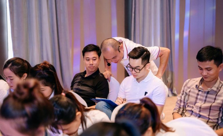 làm sao để không đọc slide khi thuyết trình - Phạm Tiến Dũng nói chuyện với khán giả trên sân khấu