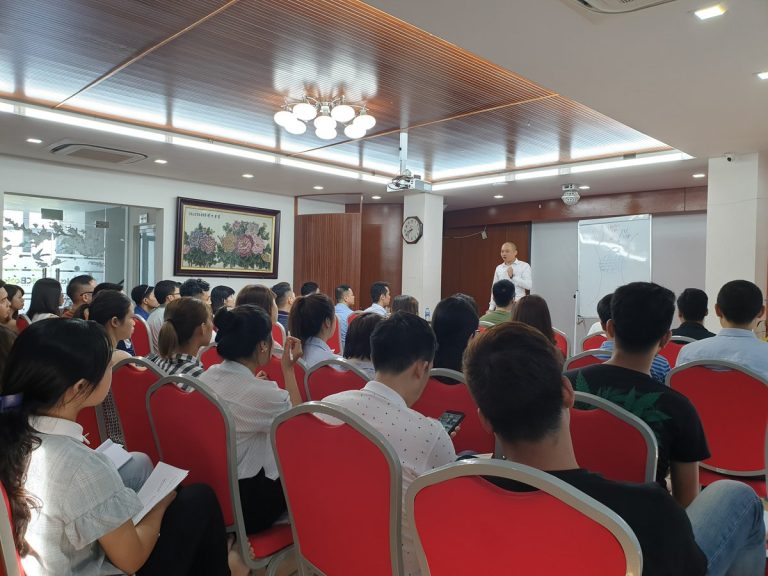Tự tin báo giá cao mà khách vẫn mua: gốc rễ nằm ở người bán, không phải khách