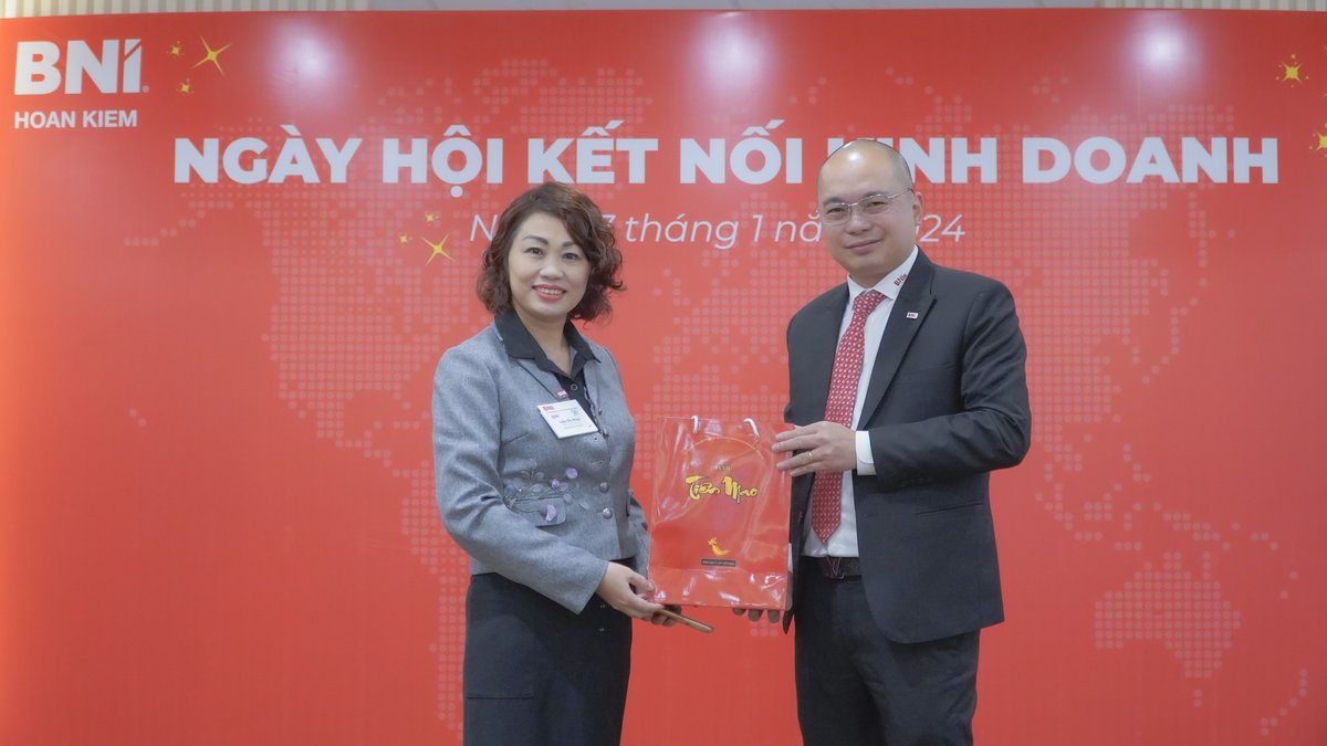 Hai doanh nhân trao quà kết nối tại sự kiện BNI Hoàn Kiếm, minh hoạ tự tin khi networking