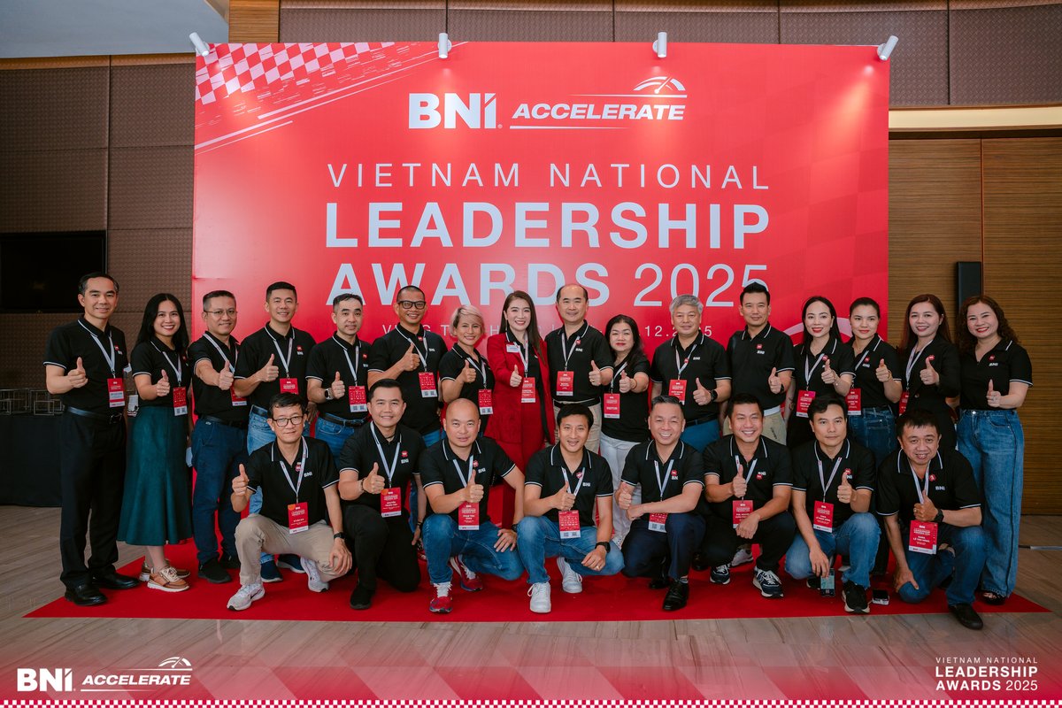 Cộng đồng doanh nhân BNI chụp ảnh kết nối tại sự kiện, minh hoạ giao tiếp tại sự kiện doanh nhân