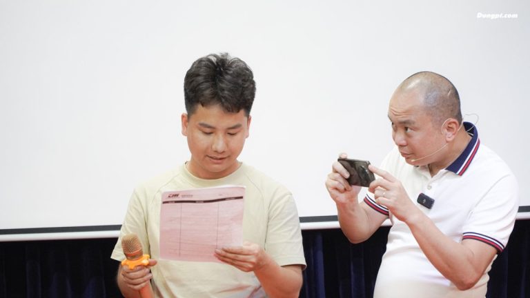 Phạm Tiến Dũng quay lại phần luyện giới thiệu bản thân của học viên đang cầm mic trong lớp tự tin