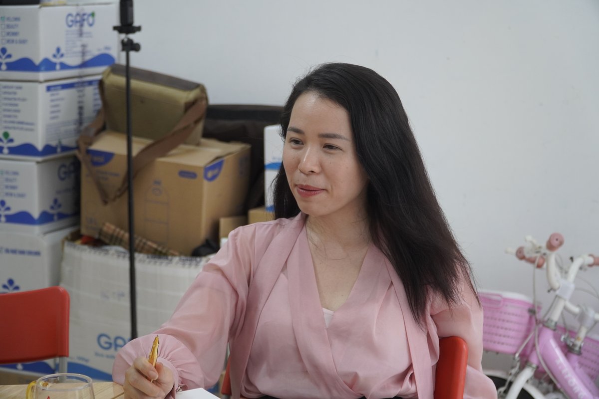 Nữ doanh nhân ghi chép trong buổi trao đổi tại doanh nghiệp, học cách kiểm soát cảm xúc khi áp lực
