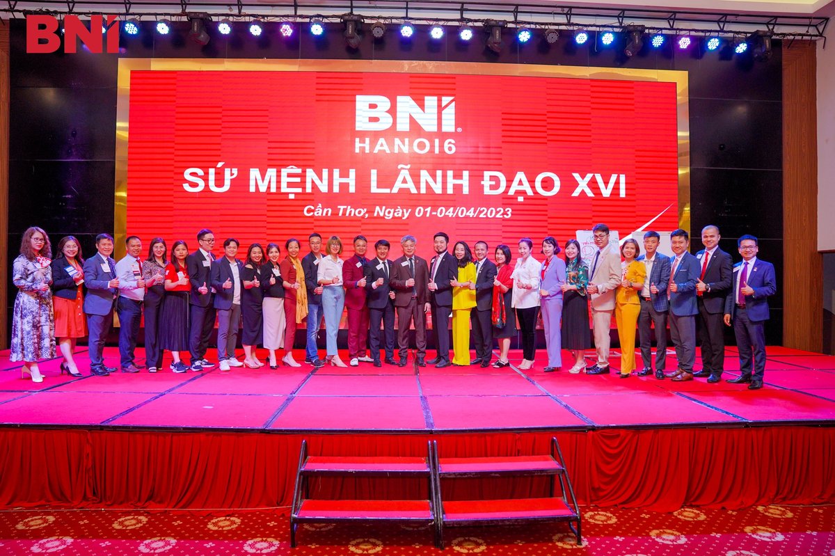 Đội ngũ lãnh đạo BNI Hà Nội 6 trên sân khấu chương trình Sứ Mệnh Lãnh Đạo