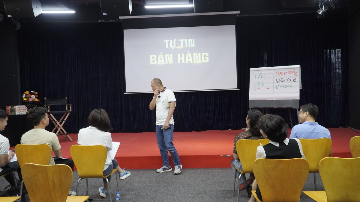 Phạm Tiến Dũng đứng lớp trước học viên trong một buổi huấn luyện về sự tự tin