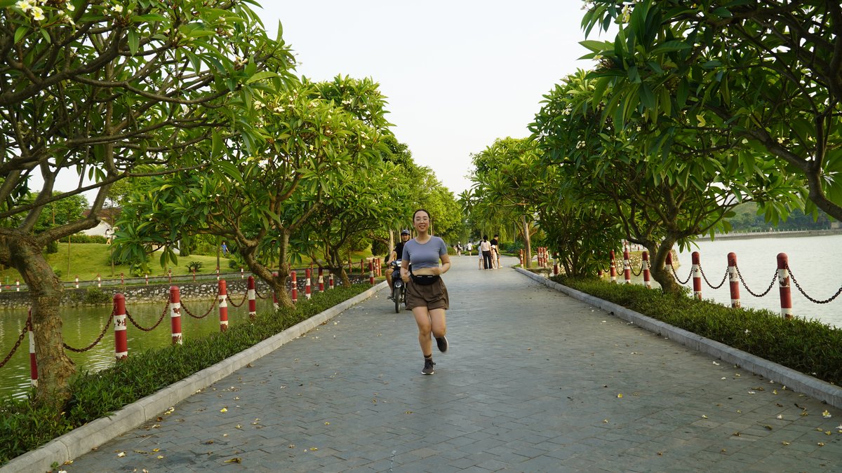 Một người chạy bộ sáng sớm bên hồ, giữ cam kết nhỏ mỗi ngày để cân bằng công việc và gia đình