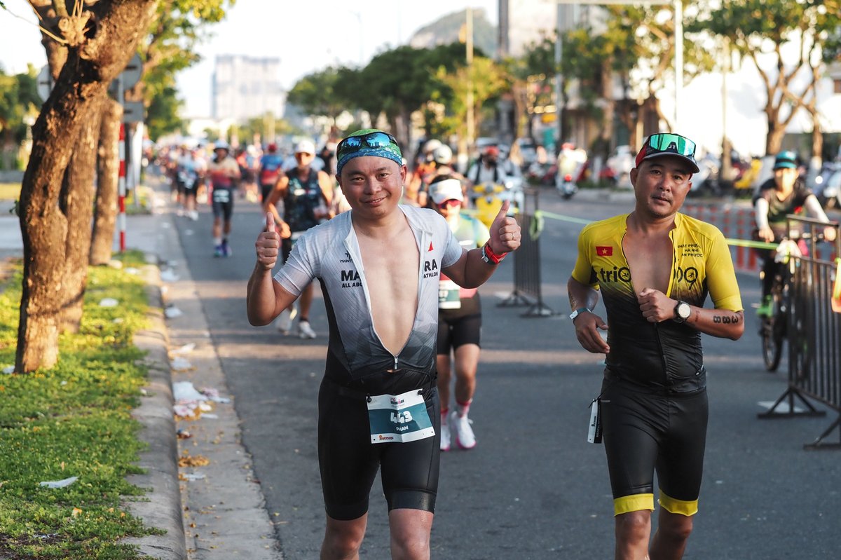 Phạm Tiến Dũng trên đường chạy giải Ironman 140.6 tại Đà Nẵng tháng 5/2026