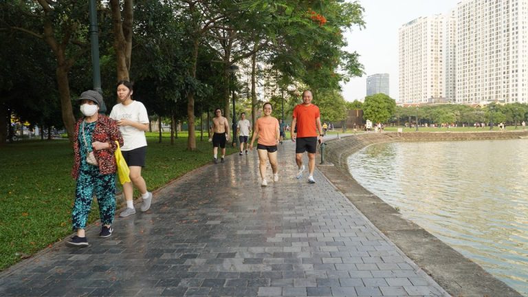 Phạm Tiến Dũng chạy bộ bên hồ lúc sáng sớm, khung giờ cố định trả lời câu hỏi làm sao để cân bằng khi vừa lo việc vừa lo gia đình