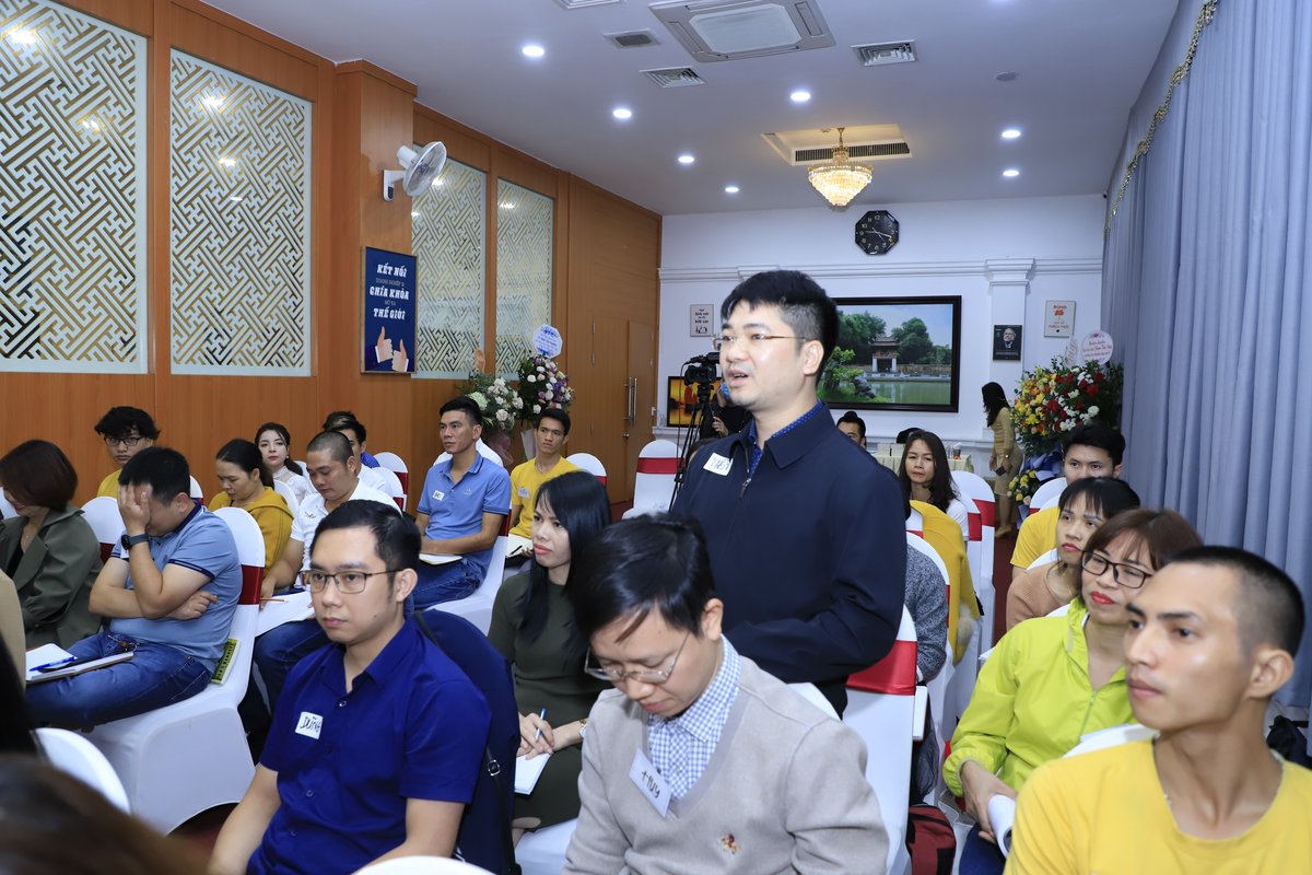 Học viên tự tin phát biểu trước lớp Học viên đứng phát biểu trước cả lớp sau khi luyện giọng nói tự tin
