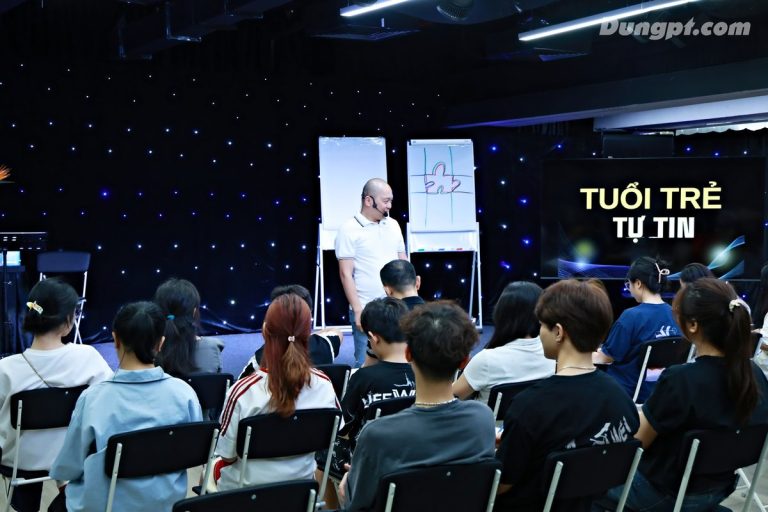 Phạm Tiến Dũng đứng lớp chia sẻ làm sao để giọng nói tự tin hơn trước khán phòng học viên