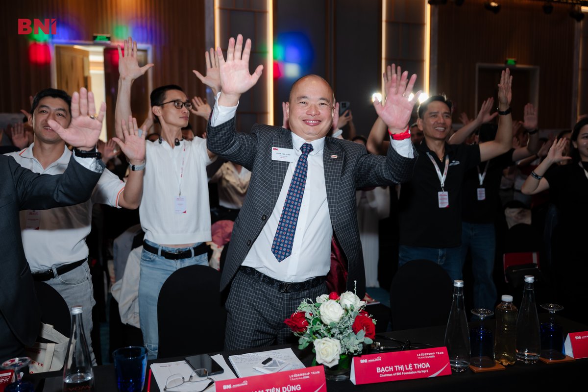 Không ai đứng ngoài trong sự kiện networking Phạm Tiến Dũng cùng doanh nhân giơ tay trong buổi đào tạo BNI, nơi ai cũng phải mở lời