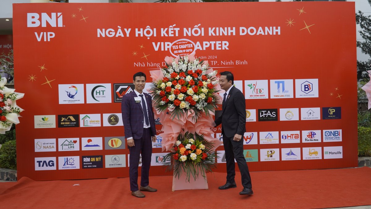 Networking lặp lại trong cộng đồng doanh nhân Hai doanh nhân tại Ngày hội kết nối kinh doanh của BNI, nơi networking lặp lại mỗi tuần