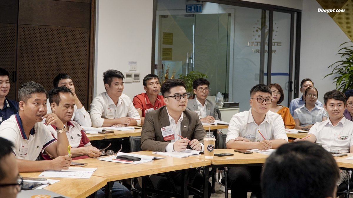 Rèn kỹ năng giao tiếp networking Doanh nhân ngồi học trong lớp đào tạo BNI, rèn kỹ năng giao tiếp networking