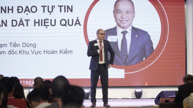 Phạm Tiến Dũng nói trên sân khấu BNI, chia sẻ làm sao để không lúng túng khi networking
