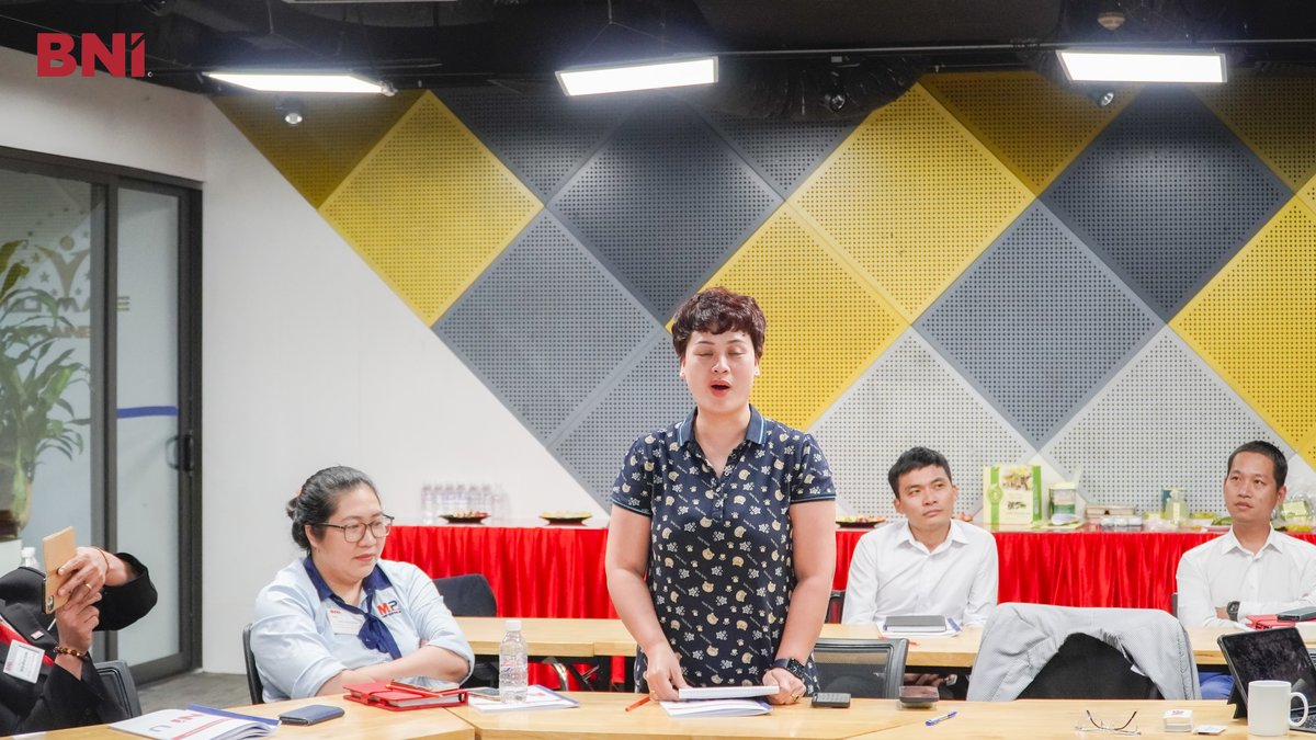 Thành viên BNI đứng dậy nói bài 60 giây trong buổi họp chapter