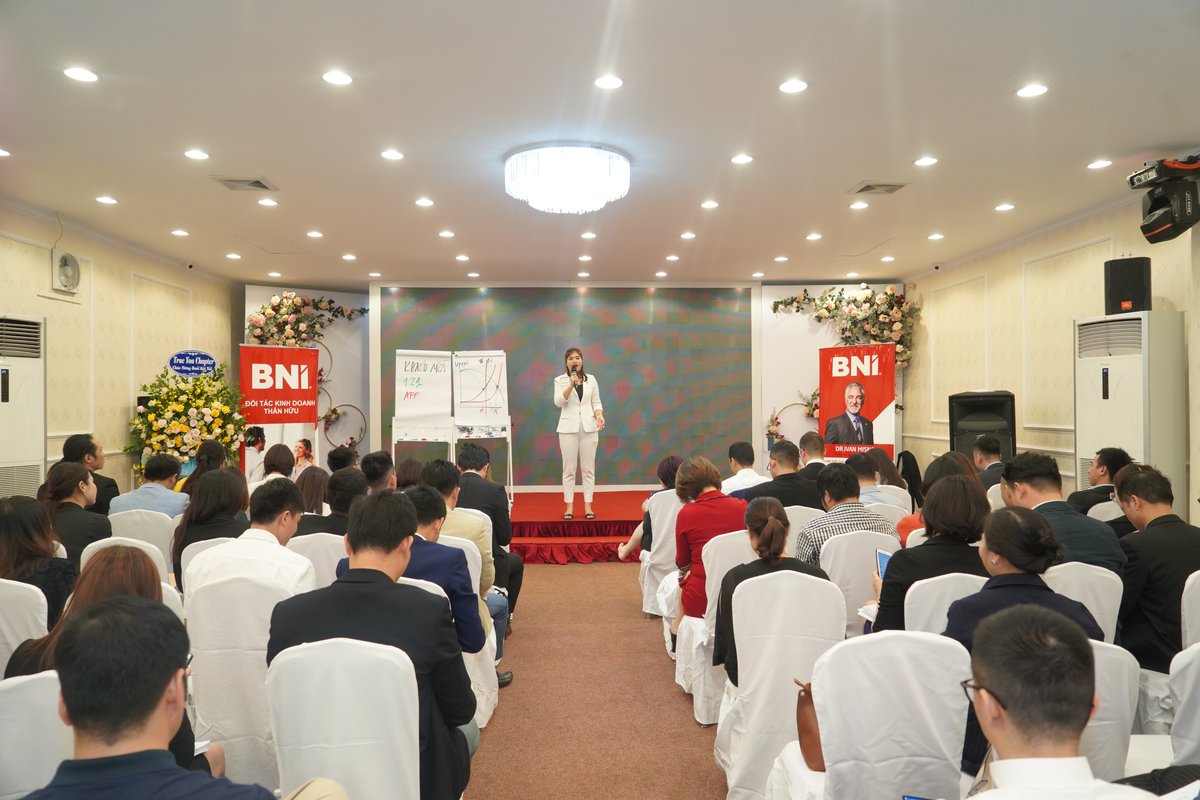 Buổi chia sẻ tại chapter BNI với nội dung khách mời và 121 trên bảng