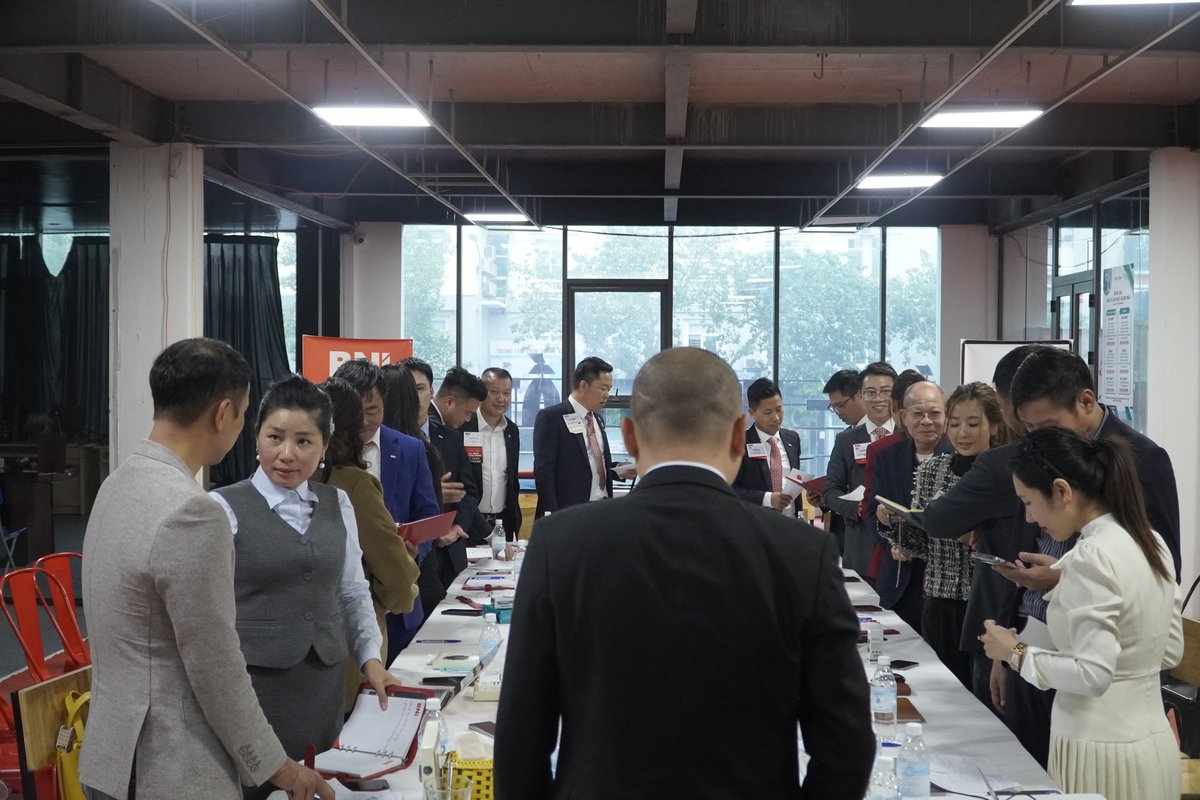 Thành viên BNI trao phiếu giới thiệu khách hàng cho nhau trong buổi họp