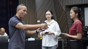 Phạm Tiến Dũng trực tiếp huấn luyện học viên rèn sự tự tin trong lớp